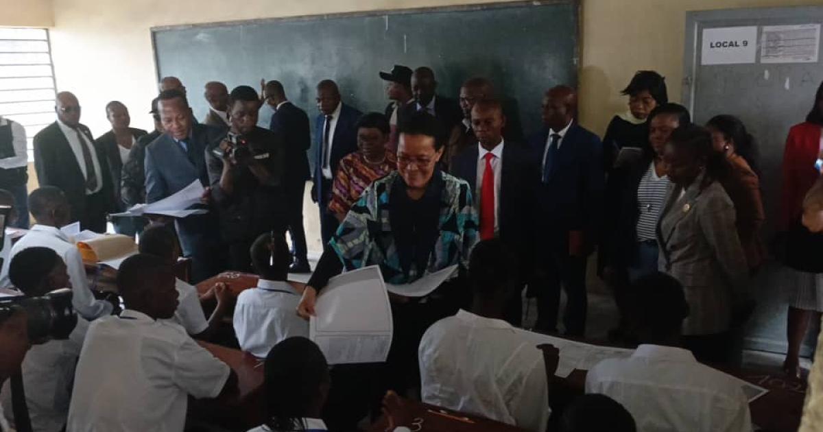 Raïssa Malu distribue des items d'Examen d'Etat dans une classe de l'école l'Excellence de Bandalungwa