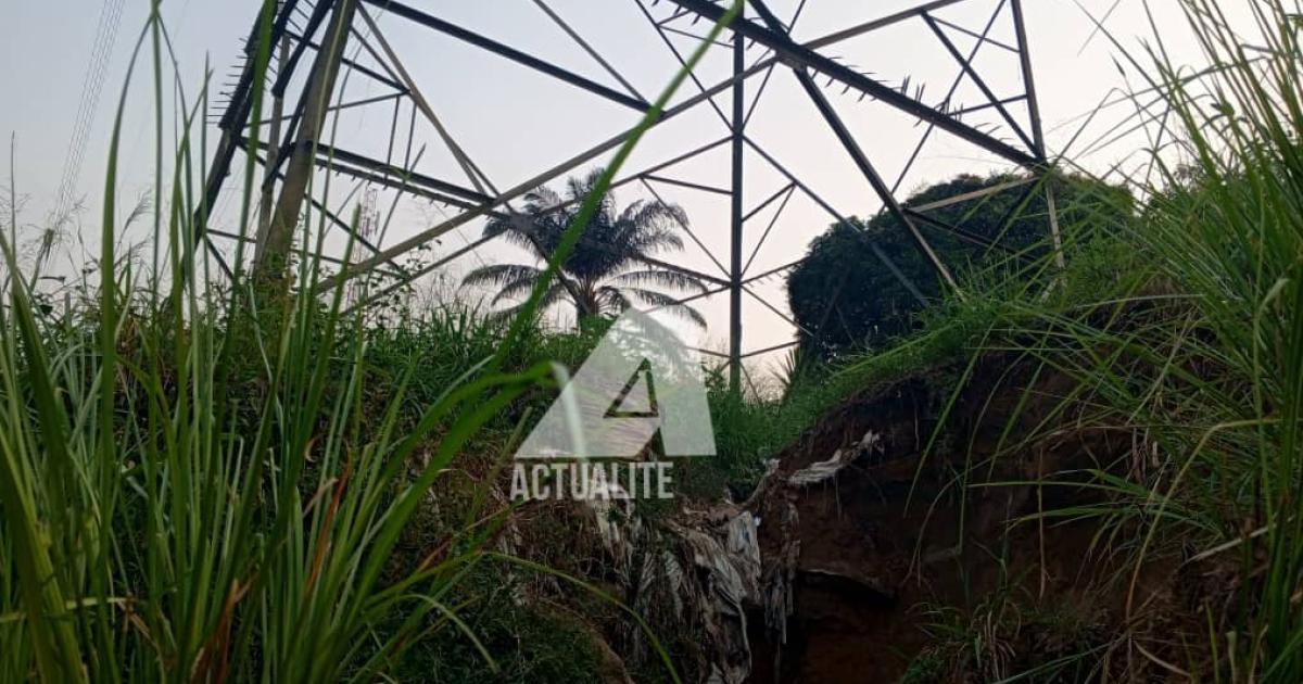 La fondation d'un pylône menacée par une érosion causée par des pluies, à Kisenso, l'une de 24 communes de Kinshasa