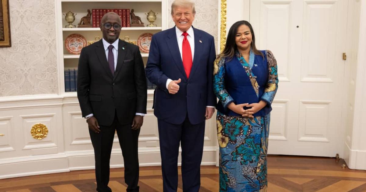 Donald Trump, président des USA au milieu des ministres des affaires étrangères de la RDC et du Rwanda à l'occasion de la signature de l'accord de paix entre les deux pays voisins à Washington 