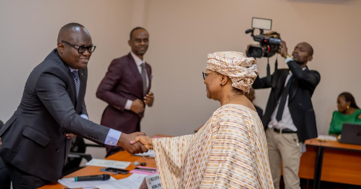Poignée de main entre la gouverneure de la BCC, Kabedi Malangu Mbuyi et le président de la commission ECOFIN de l'Assemblée nationale, Guy Mafuta Kabongo 