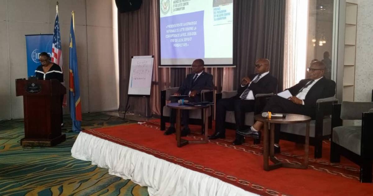 es panelistes lors du déjeuner de concertation parlementaire axé sur la mise en œuvre de la stratégie nationale de lutte contre la corruption en RDC.