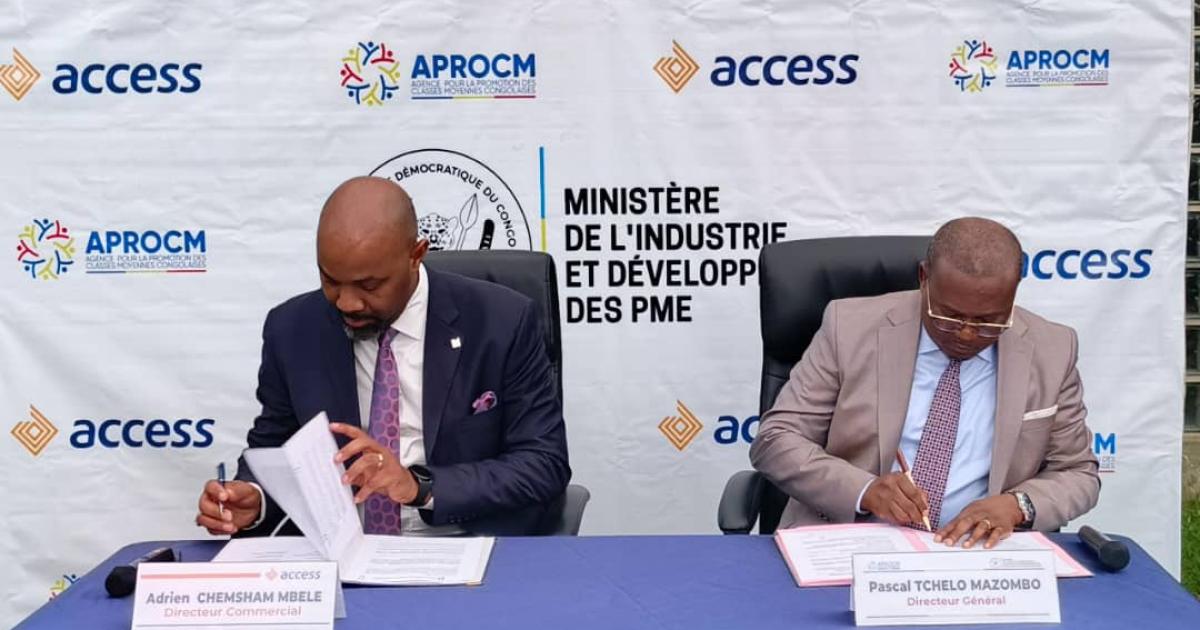 Adrien Chemsham et Pascal Tchelo, respectivement Directeur commercial à Access bank RDC et DG d'Aprocm, lors de la signature de l'accord à Kinshasa