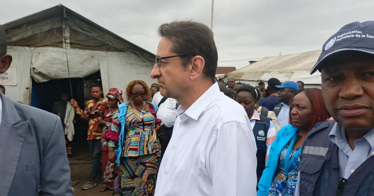 Bruno Lemarquis dans le site des déplacés du conflit Mbole-Lengola