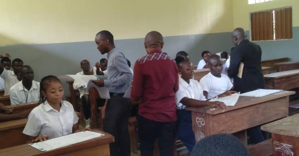 Les élèves finalistes dans la salle de passation d'Exetat à Pinga