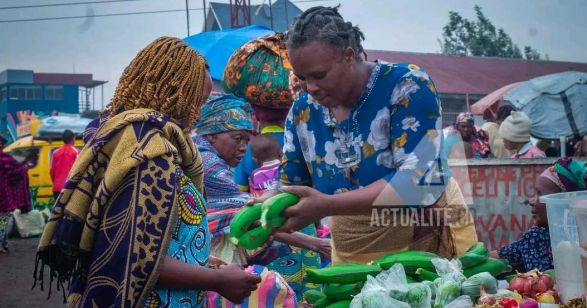 Une vendeuse dans un marché de Goma