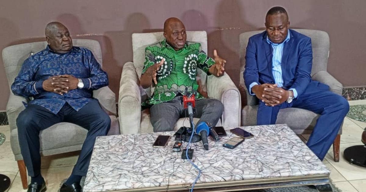 Christophe Kisolokele Tusimbana, au milieu de José Kisolokele Diangenda et Charles Diangienda Kisolokele, lors de la conférence de presse annonçant leur voyage pour Nkamba, vendredi 29 Juillet à Kinshasa
