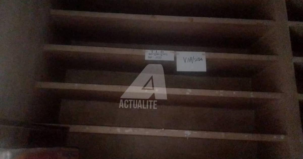 Une étagère vide dans la pharmacie de l'hôpital général de Lubutu