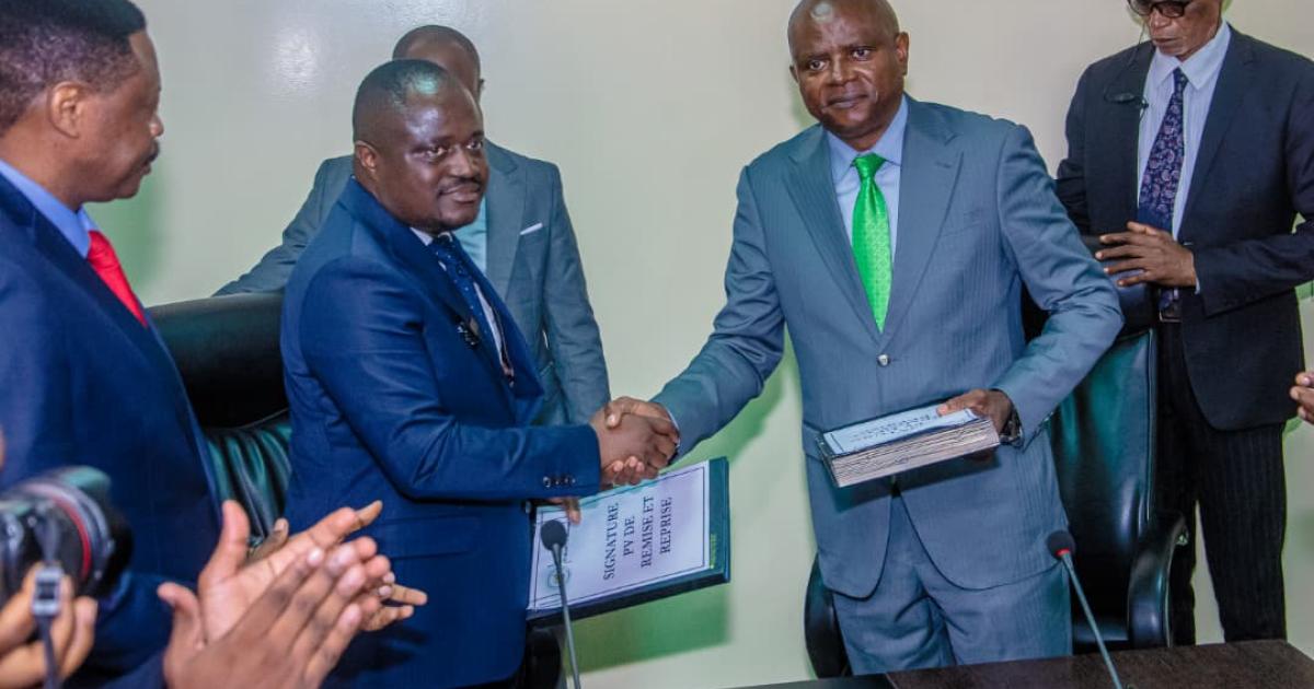Muhindo Nzangi et Grégoire Mutshail respectivement ministre entrant et sortant de l'Agriculture et sécurité alimentaire lors de la remise et reprise mardi 12 août 2025 