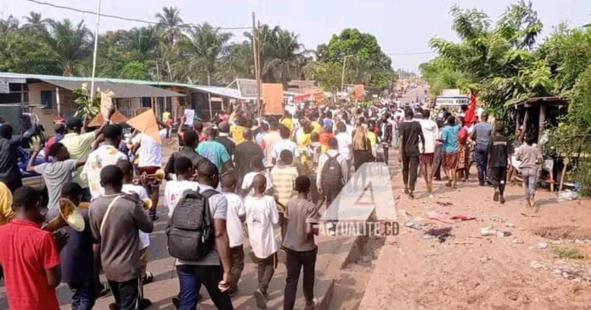 Des jeunes en plein Sit-in à Kenge (Kwango) 