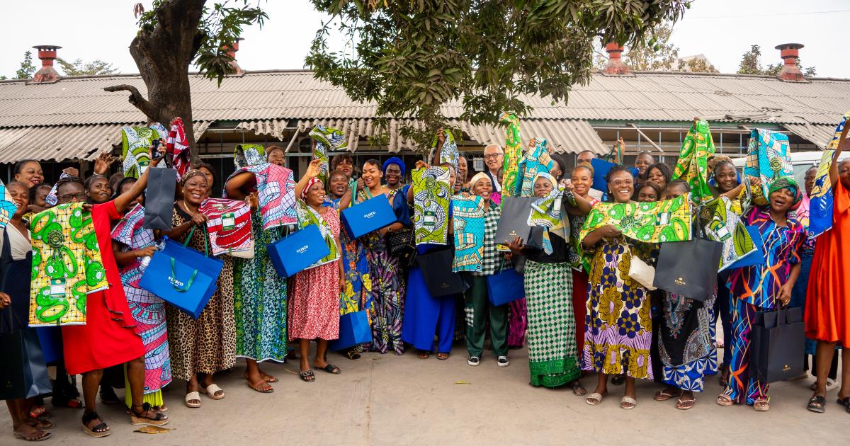Remise des pagnes Vlisco aux mamans de nouveau-nés 