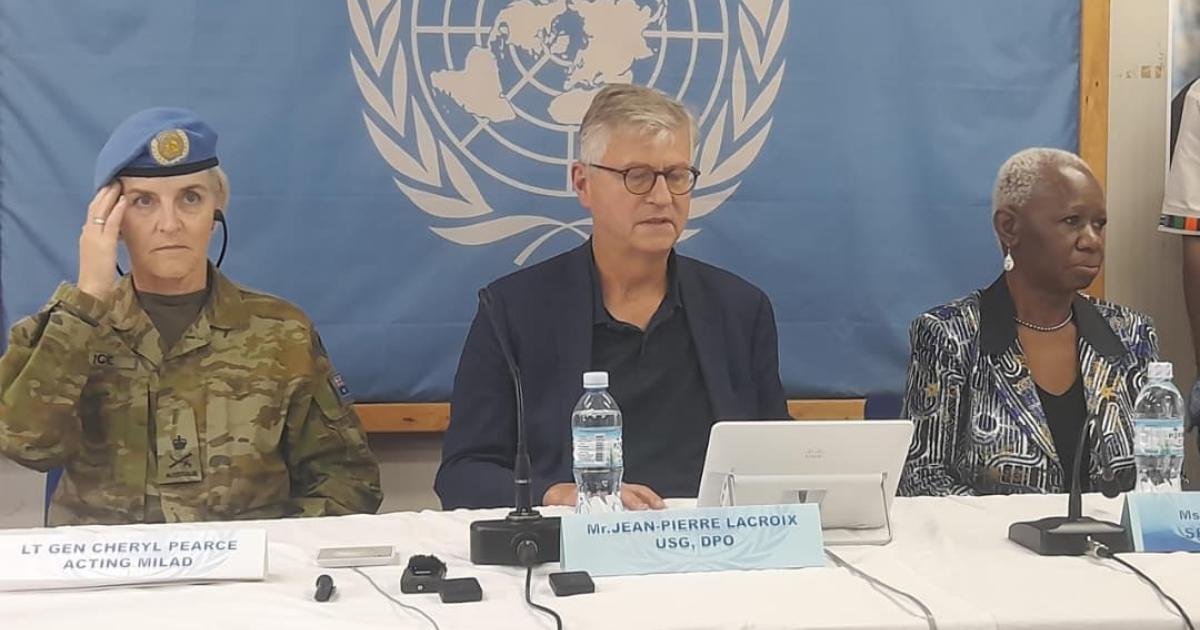 Jean-Pierre La Croix (au milieu) à Beni lors d'une conférence de presse en septembre 2025