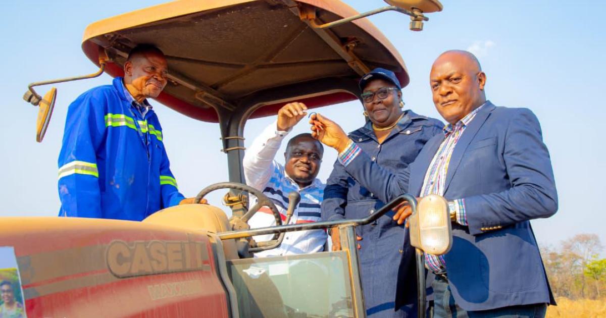 Nzangi remet les tracteurs aux agriculteurs du Katanga