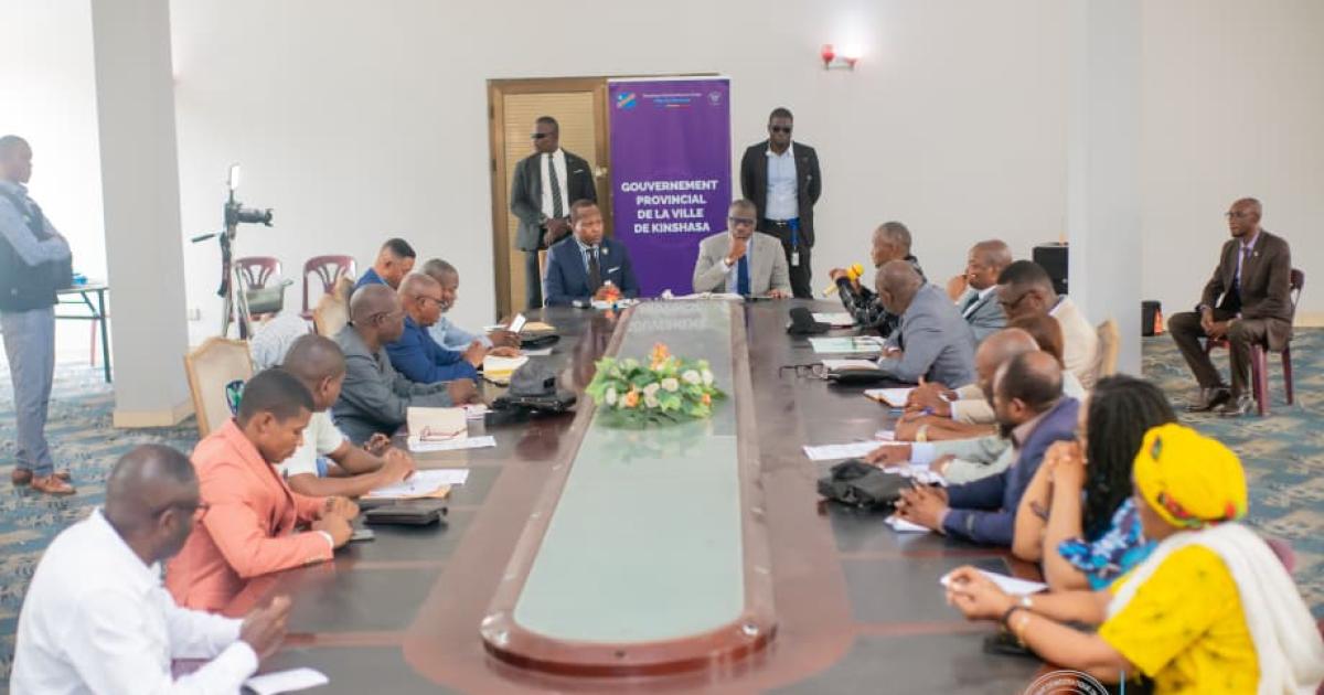 Réunion à l'hôtel de ville de Kinshasa sur les embouteillages aux abords des écoles 
