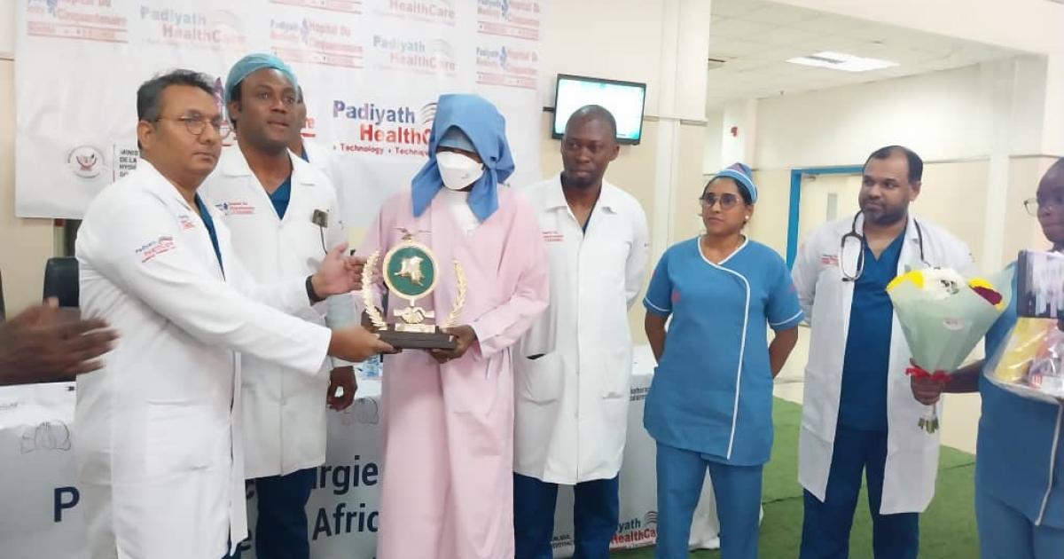 Les médecins et le patient guéri du cœur après une première intervention chirurgicale de la spécialité à l'hôpital du Cinquantenaire 