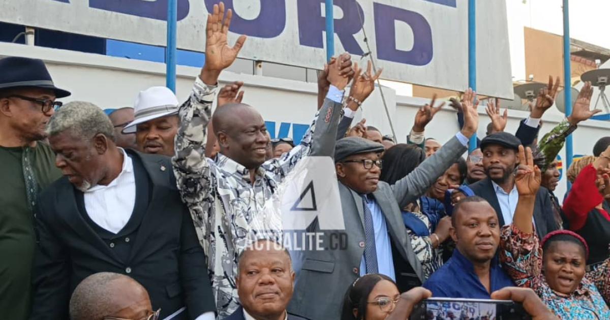 Mains serrées et levées, Augustin Kabuya et Déo Bizibu devant les militants de l'UDPS après leur réconciliation au QG de de l'UDPS à Limete, mardi 30 septembre 2025