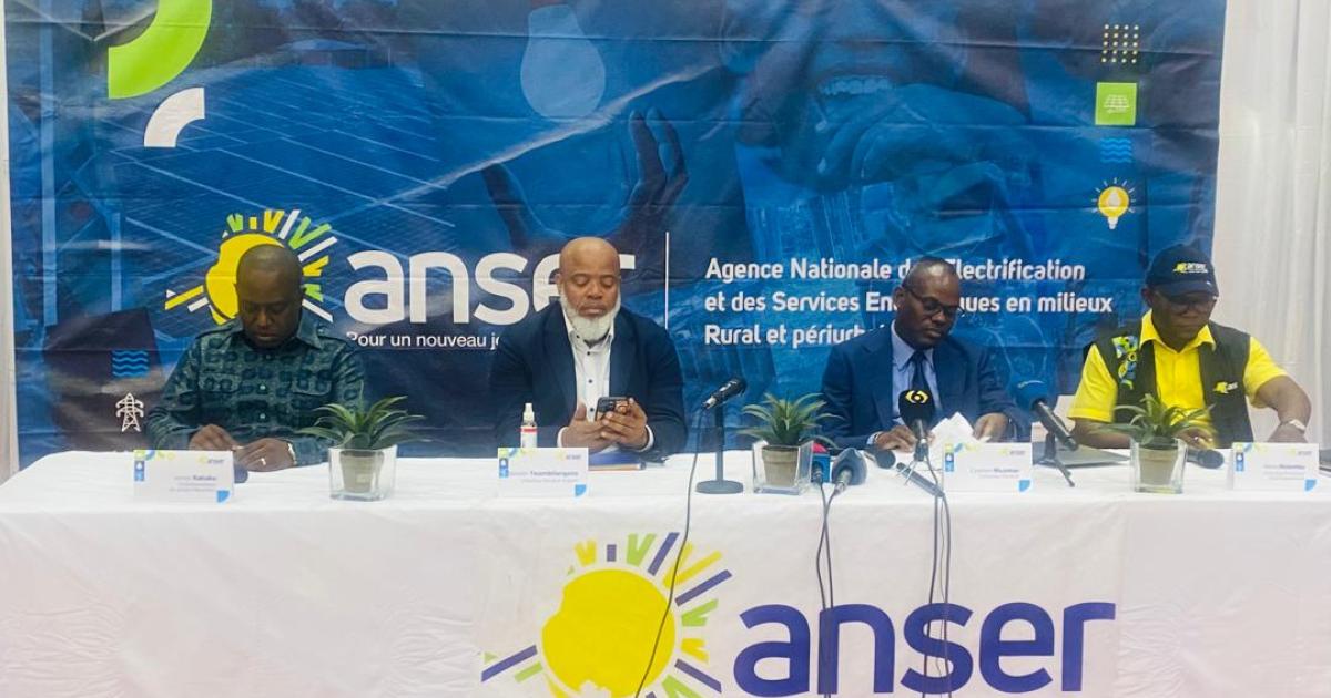 Une conférence de presse d'ANSER à Kinshasa. De gauche à droite : Jonas Katuku, coordonnateur du projet Mbombo ; Damien Twambilangana, DGA ANSER ; Cyprien Musimar, DG ANSER et Alexis Mulomba, DirPro Pool Grand Kasaï 