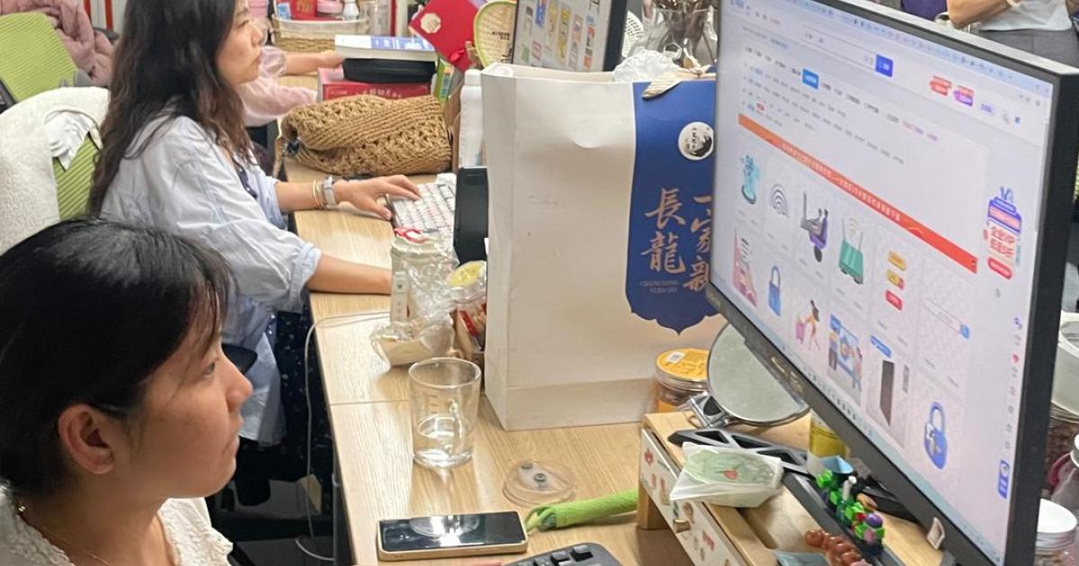 Des journalistes rassemblés dans une rédaction en Chine 