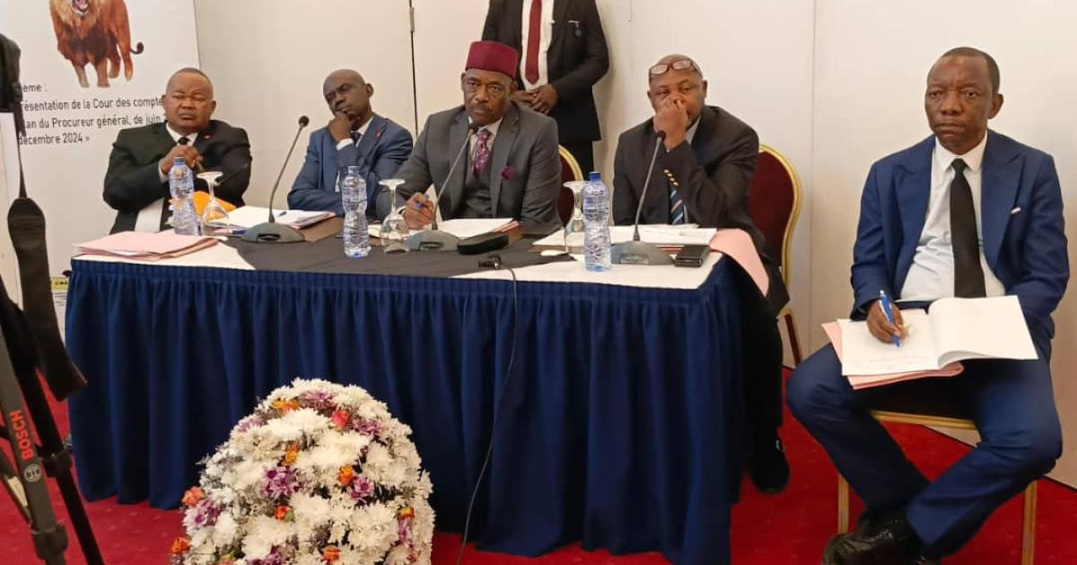 Le procureur général près la Cour des comptes, entouré des avocats généraux près cette Cour, le 7 octobre à Kinshasa