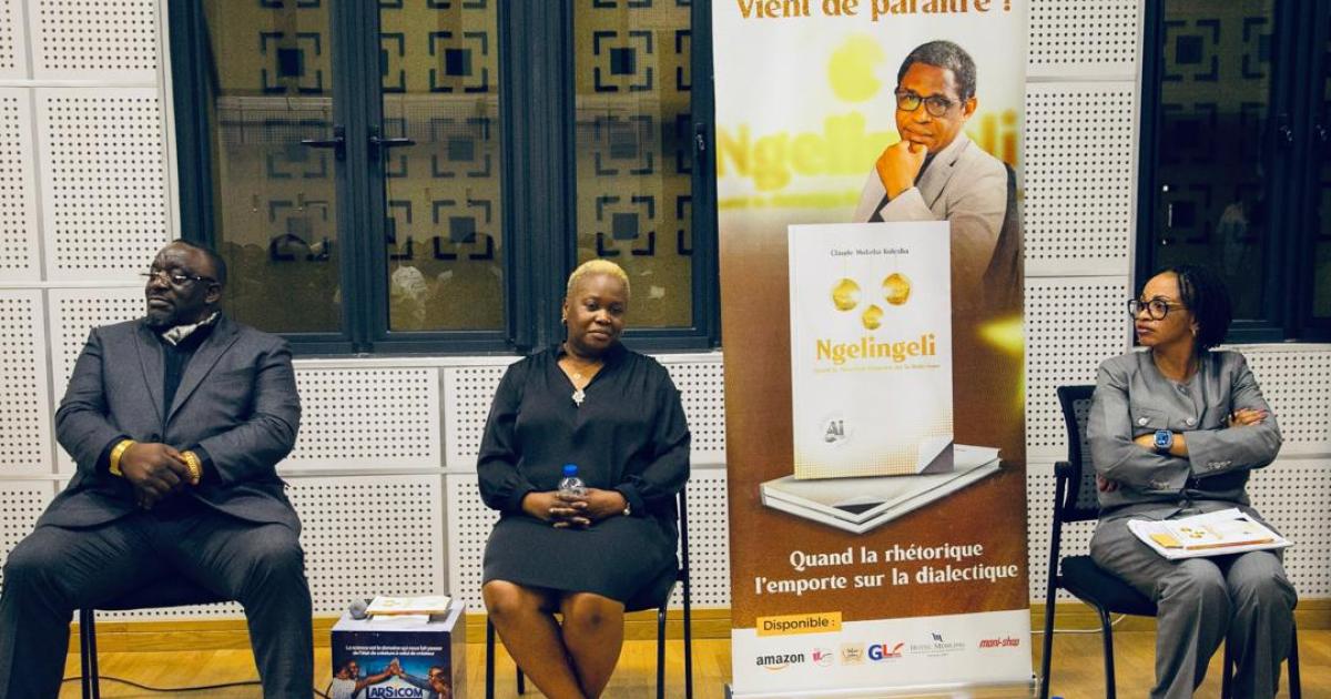 Quelques lecteurs engagés et critiques de Ngelingeli lors de son vernissage, le 9 octobre 2025 à Kinshasa