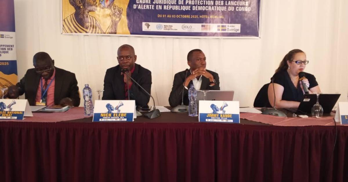 De gauche à droite : Pasi Zapamba/député national ; Nick Elebe/Idlo ; Jimmy Kande/Pplaaf et Louise Postas/ONUDC à la clôture de l'atelier sur le projet de loi de protection des lanceurs d'alerte