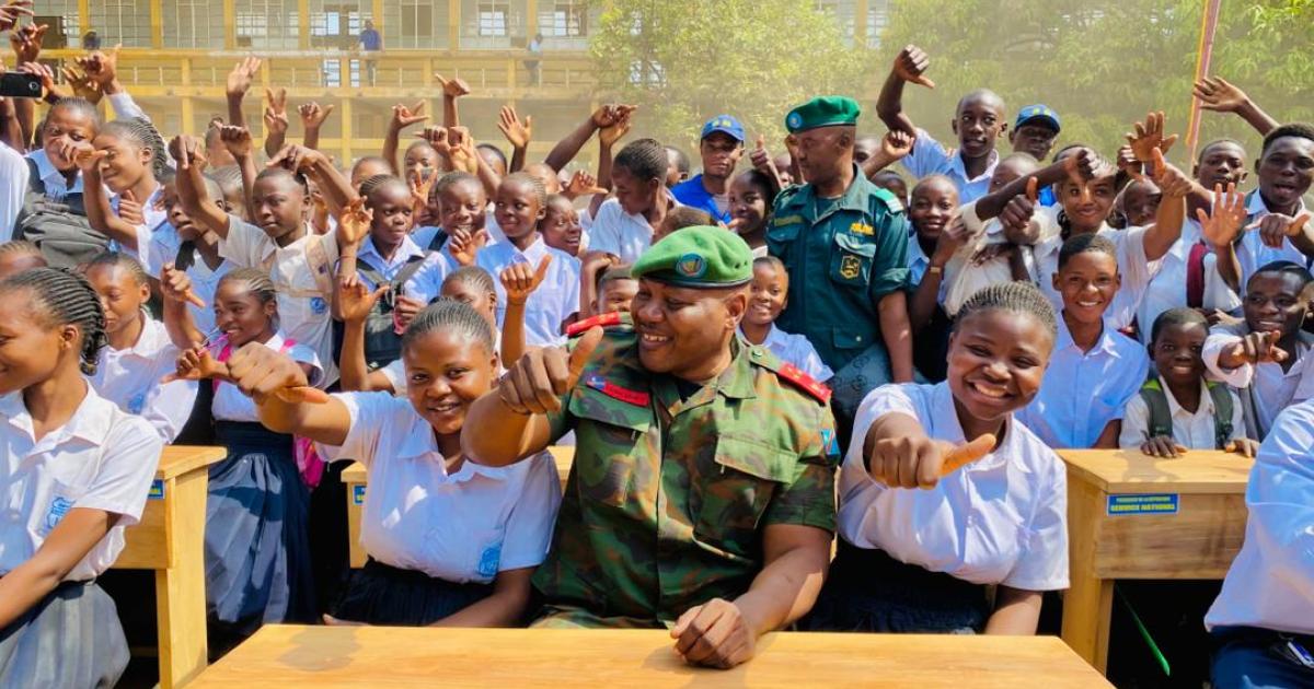 Des bancs-pupitres remis à l’athénée de Katuba et au camp Vangu, deux établissements scolaires basés à Lubumbashi