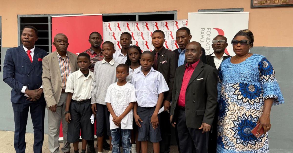 Inauguration du Lycée Sona-Pangu située à N’Djili, où 15 salles de classes ont été réhabilitées pour améliorer les  conditions d’enseignement de ses 920 élèves.