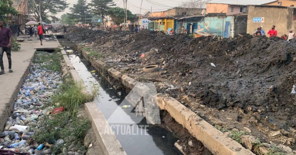 Des caniveaux obstrués sur une artère de Kinshasa