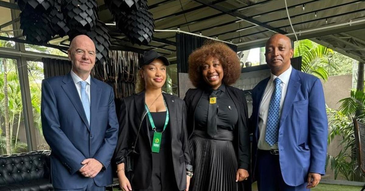 A l'extrémité gauche, le président de la Fifa, Gianni Infatino et l'extrémité droite, le président de la CAF, Patrice Montsepe lors de l'Assemblée générale de la CAF à Kemesha, à Kinshasa