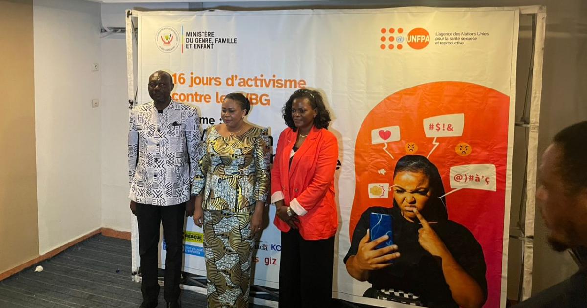 La ministre Michelle Ombae posant après le café de presse