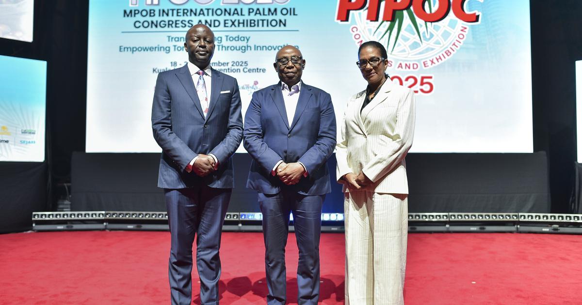 Madame Monique Gieskes, Directeur Général de PHC, aux côtés des actionnaires Wale Adeosun (au centre) et Shaka Kariuki (à gauche), posent pour une photo lors de la cérémonie d’ouverture du Congrès et Exposition International de l’Huile de Palme (PIPOC), organisé par le MPOB à Kuala Lumpur, en Malaisie.