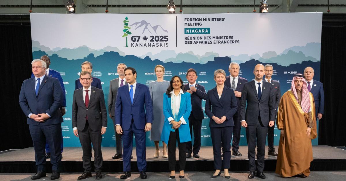La photo de groupe des ministres des Affaires étrangères des pays du G7 et des ministres des Affaires étrangères des pays invités 
