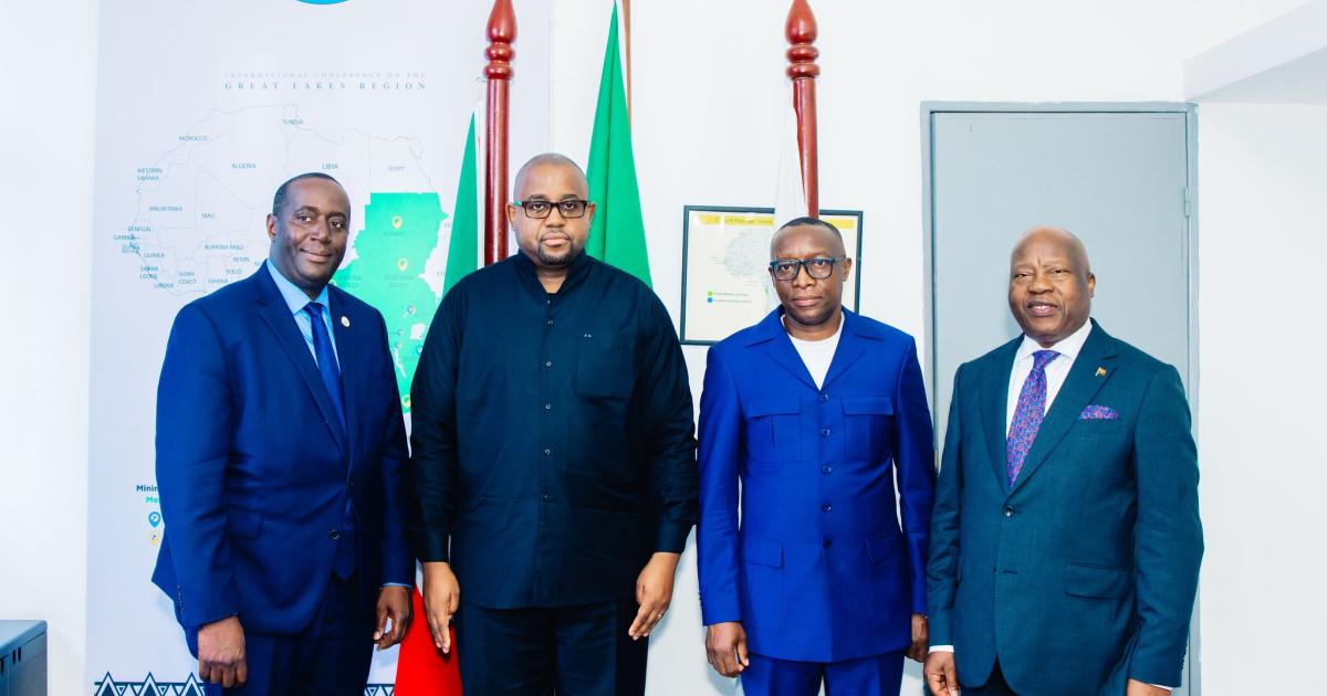 À Bujumbura, l’ambassadeur Caholo transmet la direction de la CIRGL au Dr Luwabelwa, en présence des ministres Floribert Anzuluni Isiloketshi et Édouard Bizimana.