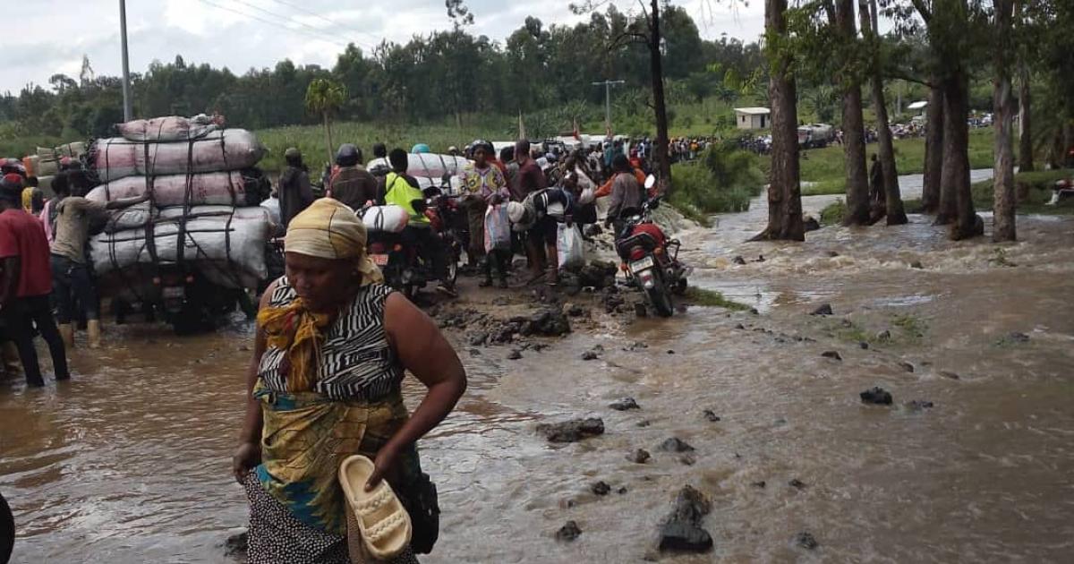 Débordement de la rivière Nyahanga sur la RN2