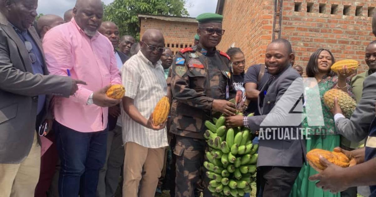 Le gouverneur Somo lançant le forum agricole à Walikale