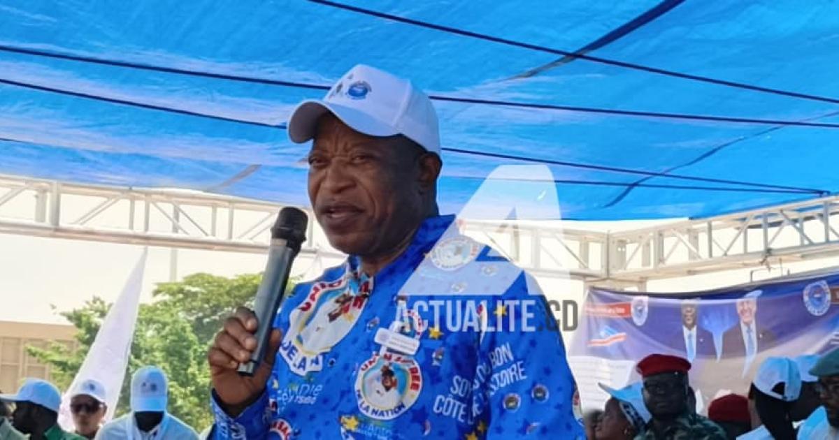 André Mbata lors d'un rassemblement de l'Union sacrée pour la nation au Palais du peuple