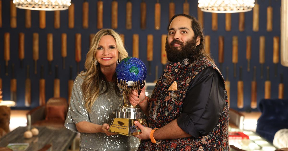 Anant Ambani, fondateur du centre de conservation Vantara, recevant le Global Humanitarian Award pour le bien-être animal 