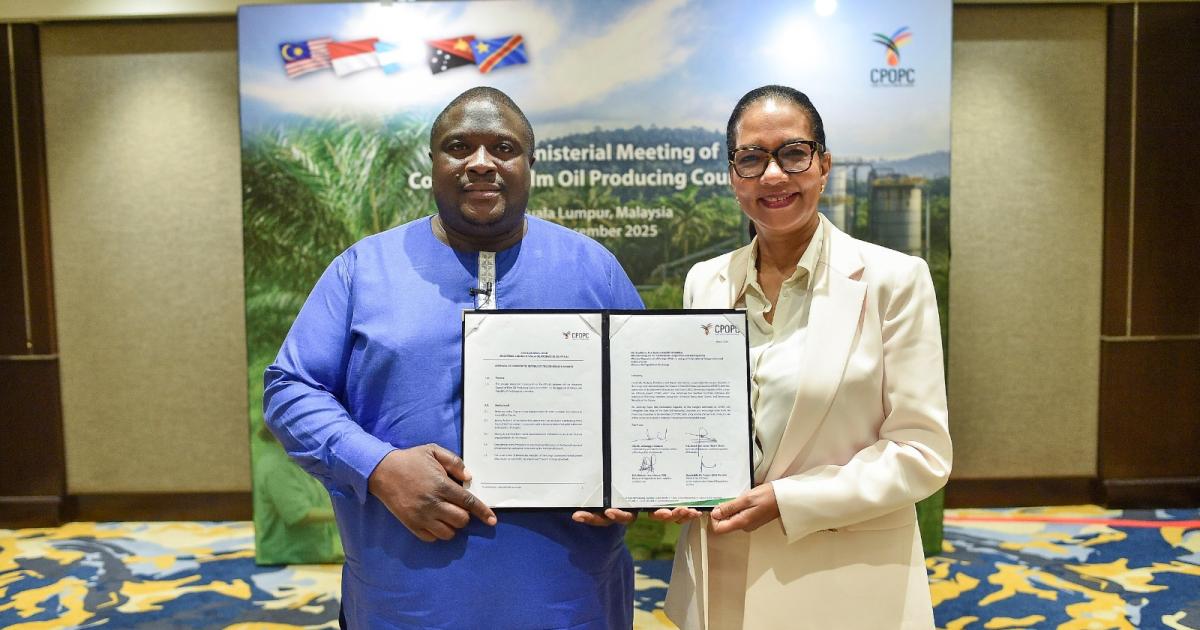 Madame Monique Gieskes, Directeur Général de PHC, et Monsieur Josué Nzangi Kambale, conseiller du ministre de l'Agriculture et de la Sécurité alimentaire de la RDC, présentent les documents officiels marquant l'adhésion de la RDC au Conseil des pays producteurs d'huile de palme lors de la 13e réunion ministérielle du CPOPC à Kuala Lumpur, en Malaisie.