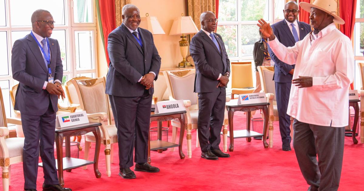 Yoweri Museveni avec quelques ministres de la région afrique centrale 