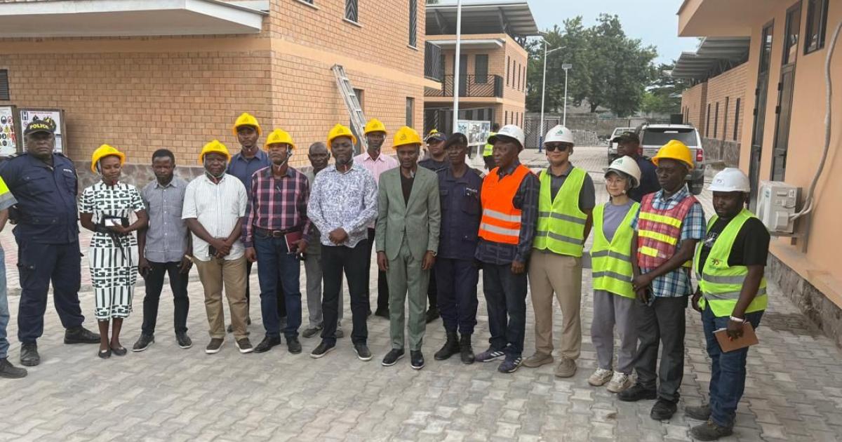 Le coordonnateur de la cellule Infrastructures Billy Tshibambe et le Bourgmestre de la commune de N’djili Papy Ngaliema à la maison communale de N’djili