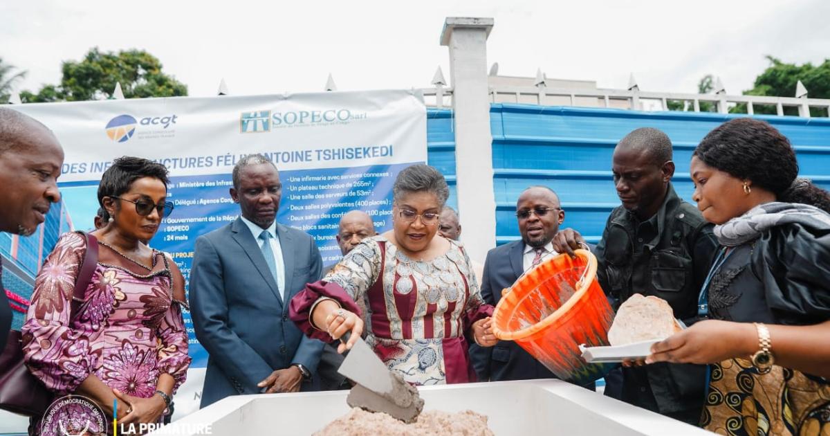 Pose de la première pierre pour construire le centre des infrastructures