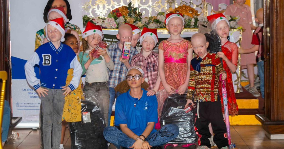 Blessing Kasasi et un échantillon d'enfants atteints d'albinisme