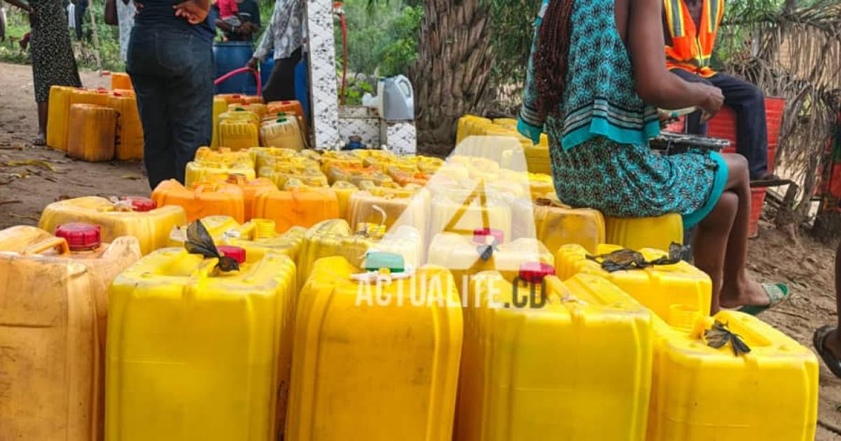 Des bidons dans un forage d'eau à Thibanda, près du Plateau des professeurs à Kinshasa 