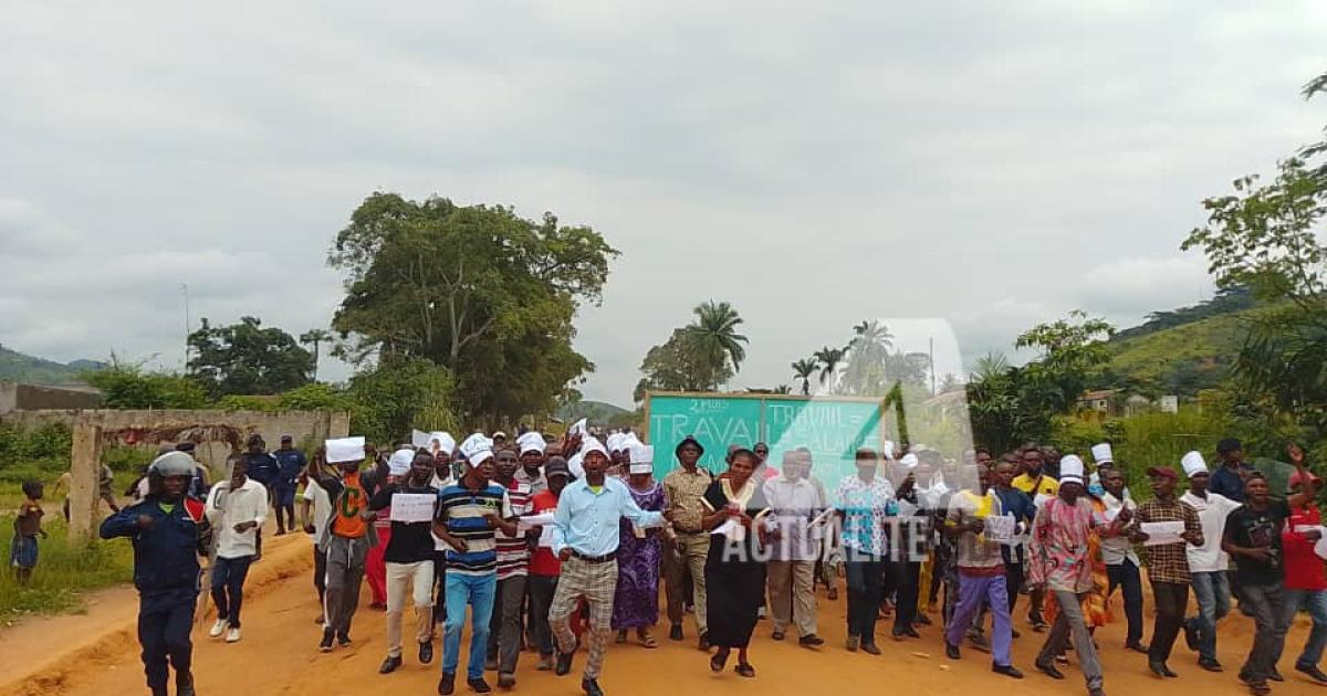 des enseignants manifestants à Popokabaka