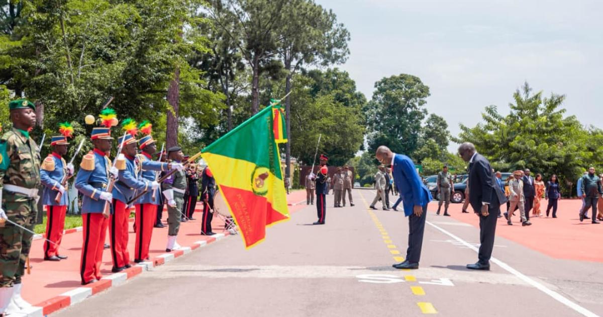 Les ministres de défense de deux Congo saluant la drapeau de l'armée congolaise