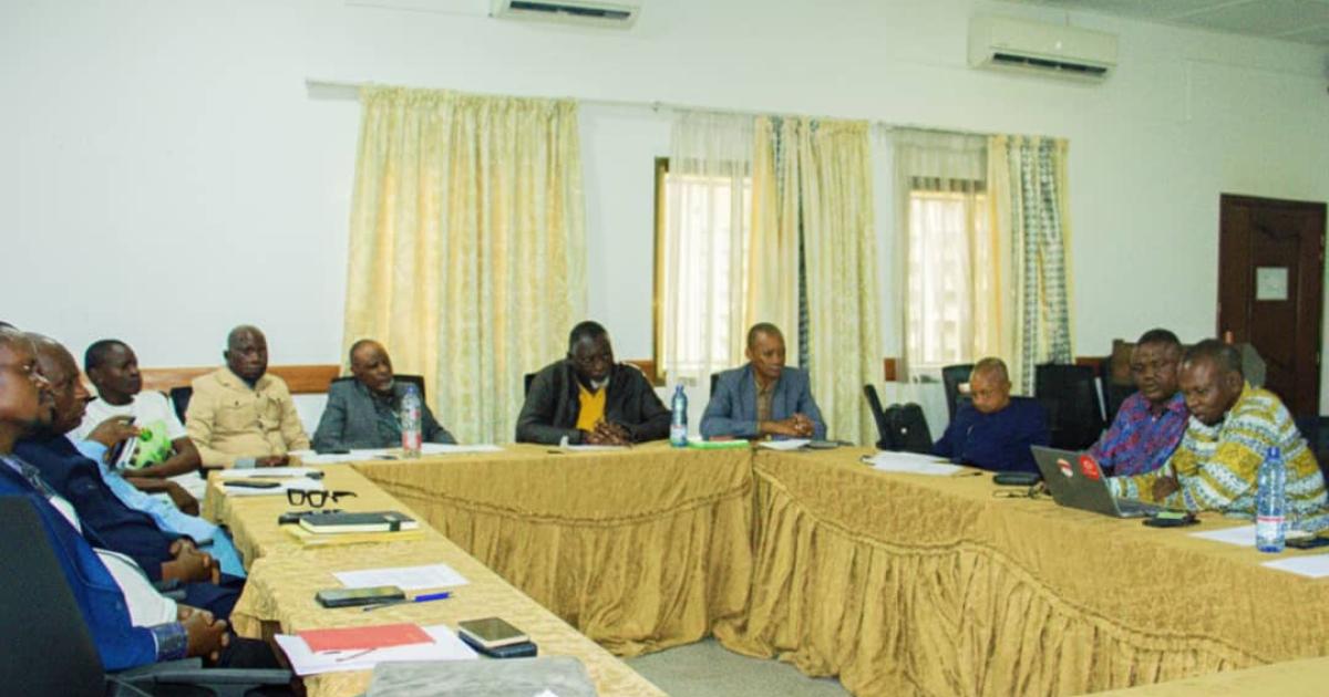 Les différentes parties prenantes actant officiellement la clôture du processus de médiation entre PHC et les populations voisines de ses plantations