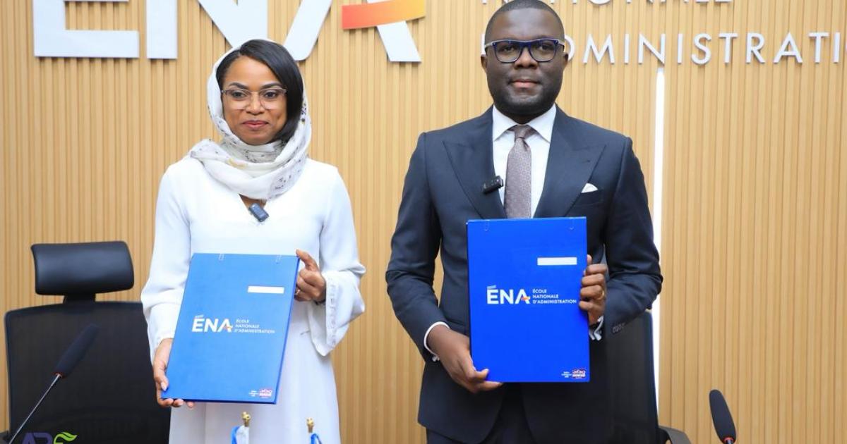 Les directeurs généraux de l'ARE et de l'ENA arborant le Protocole d'accord à l'issue de la cérémonie de signature mardi 20 mars 2026, à Kinshasa