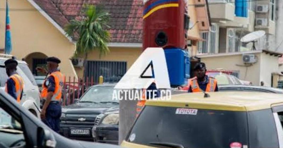 Un robot régulateur sur le boulevard du 30 juin à Kinshasa