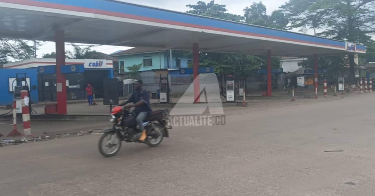 Une station-service à Kinshasa, mercredi 25 mars 2026