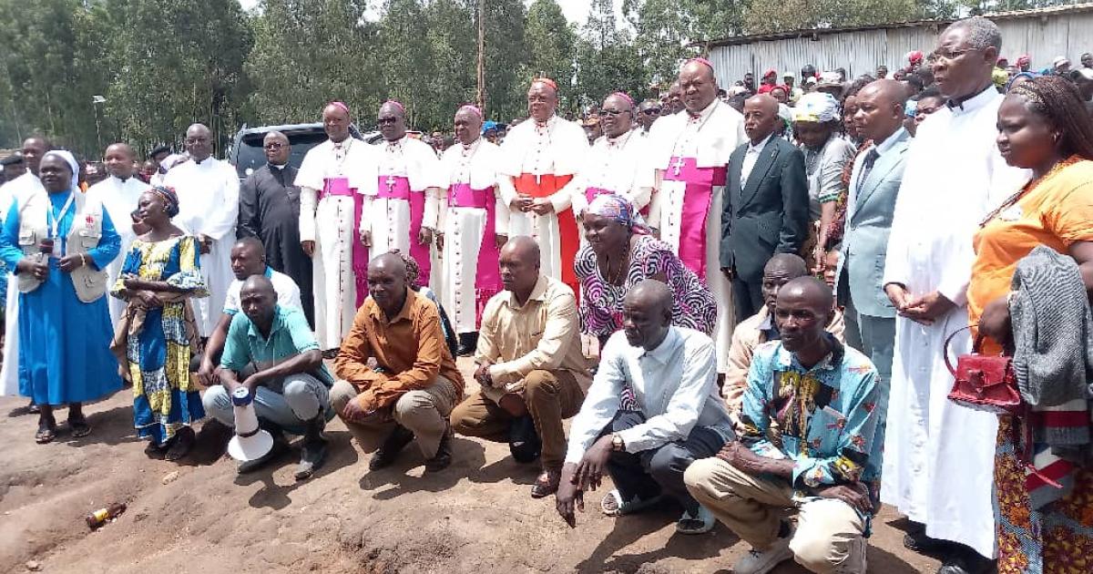 Des évêques catholiques conduits par le cardinal Fridolin Ambongo en visite dans un site des déplacés à Bunia