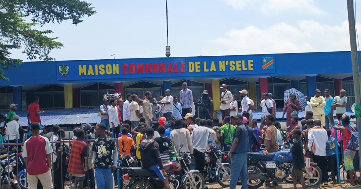 Un rassemblement des taximen motos devant la maison communale de N'sele